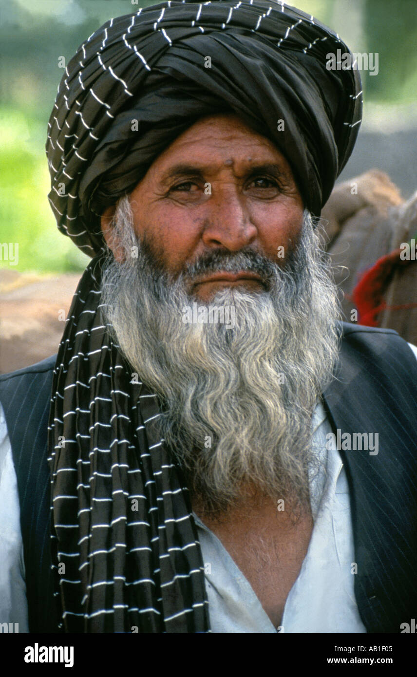 Afghanischen Mudschaheddin Chef mit schwarzen Turban und strengen Blick, Pakistan Stockfoto