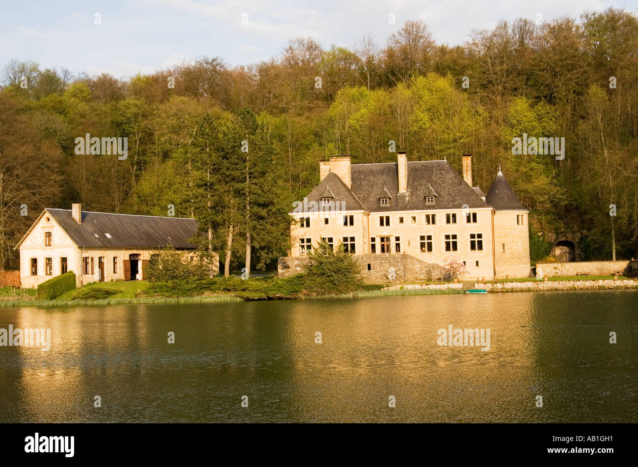 Schloss wird auf den Ansatz ins Abbaye wird Kloster Provinz von Luxemburg Belgien Stockfoto