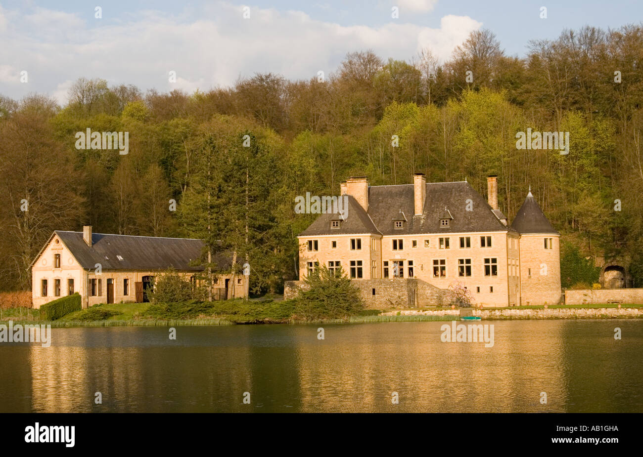 Schloss wird auf den Ansatz ins Abbaye wird Kloster Provinz von Luxemburg Belgien Stockfoto