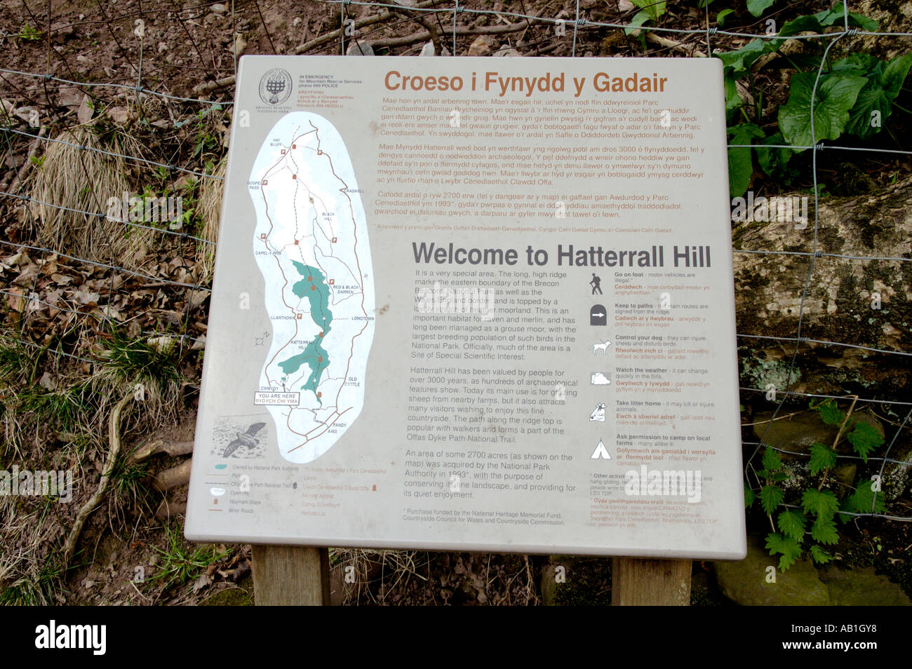 Zweisprachig Englisch Walisisch Informationstafel für Hatterrall Hill auf Wanderweg in der Nähe von Cwmyoy Monmouthshire South Wales UK Stockfoto