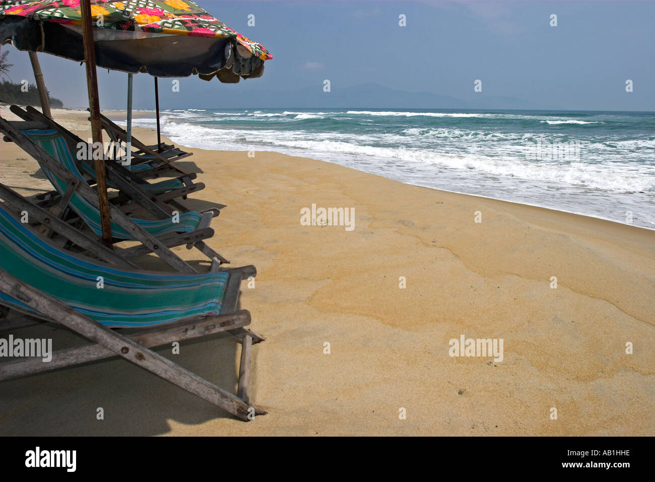 Surfen Sie am China Beach in der Nähe von Marble Mountain und Da Nang Zentralvietnam Stockfoto