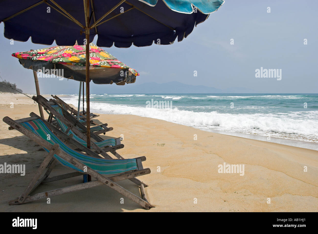 Surfen Sie am China Beach in der Nähe von Marble Mountain und Da Nang Zentralvietnam Stockfoto