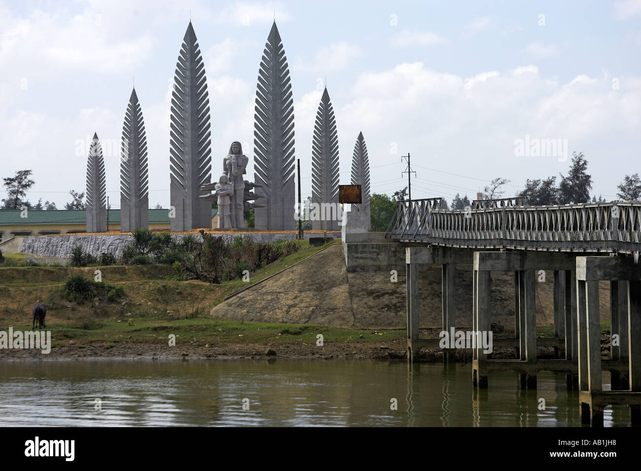 Gedenkstätte und Brücke über der Ben-Hai-Fluss, der ehemalige Norden geteilt und Süd-Vietnam Stockfoto