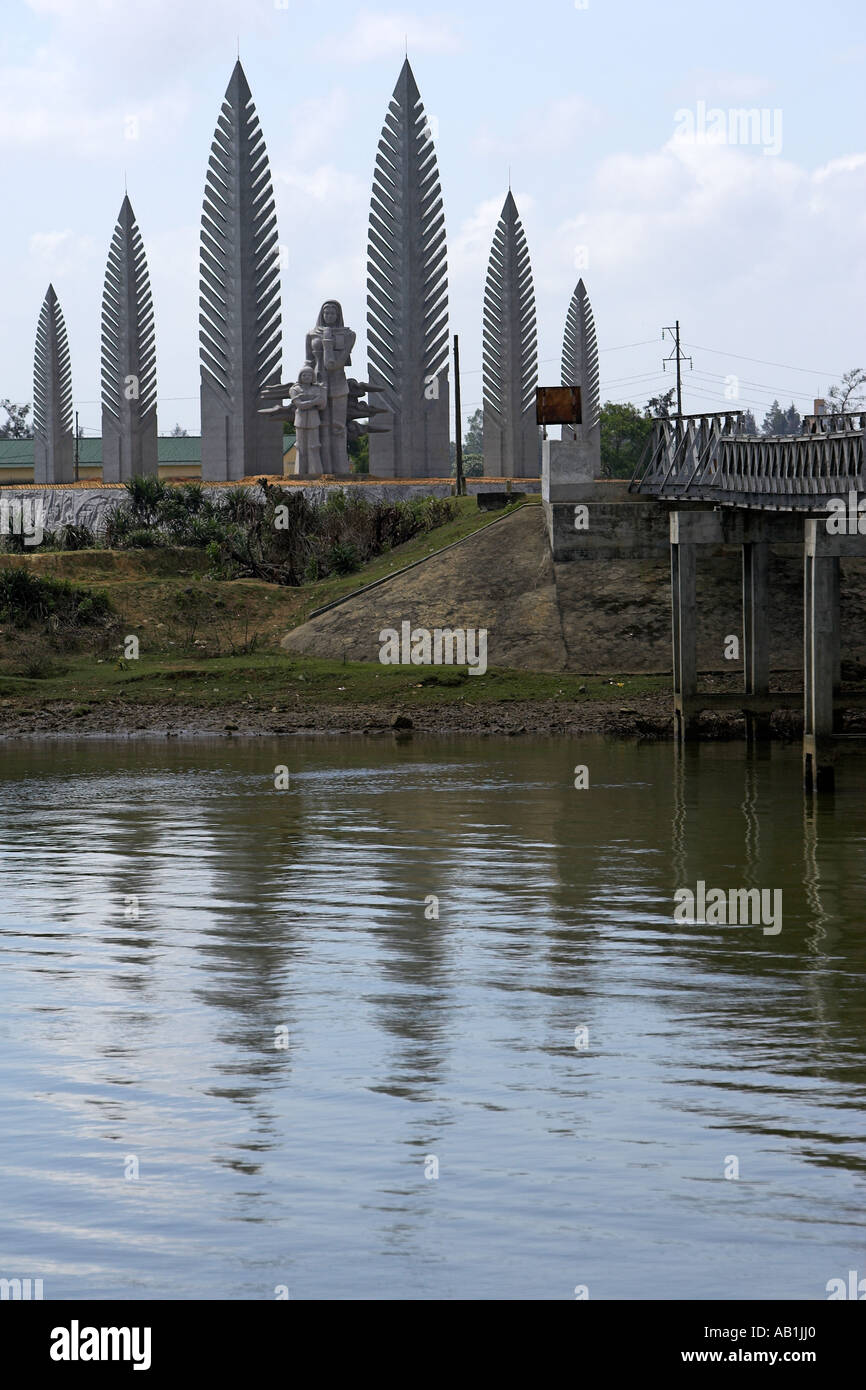 Gedenkstätte und Brücke über der Ben-Hai-Fluss, der ehemalige Norden geteilt und Süd-Vietnam Stockfoto