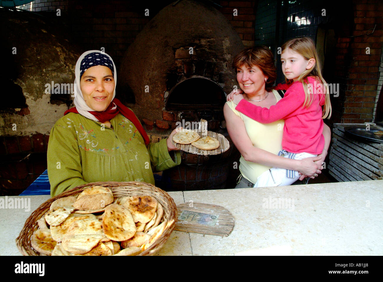 Ägypterin Witk lokalen Brotkorb, Kairo, Ägypten Stockfoto