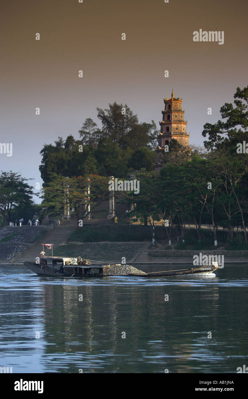 Thien Mu Pagode Phuoc Duyen Turm am Nordufer des Song Huong Parfüm Fluss Hue Zentralvietnam Stockfoto