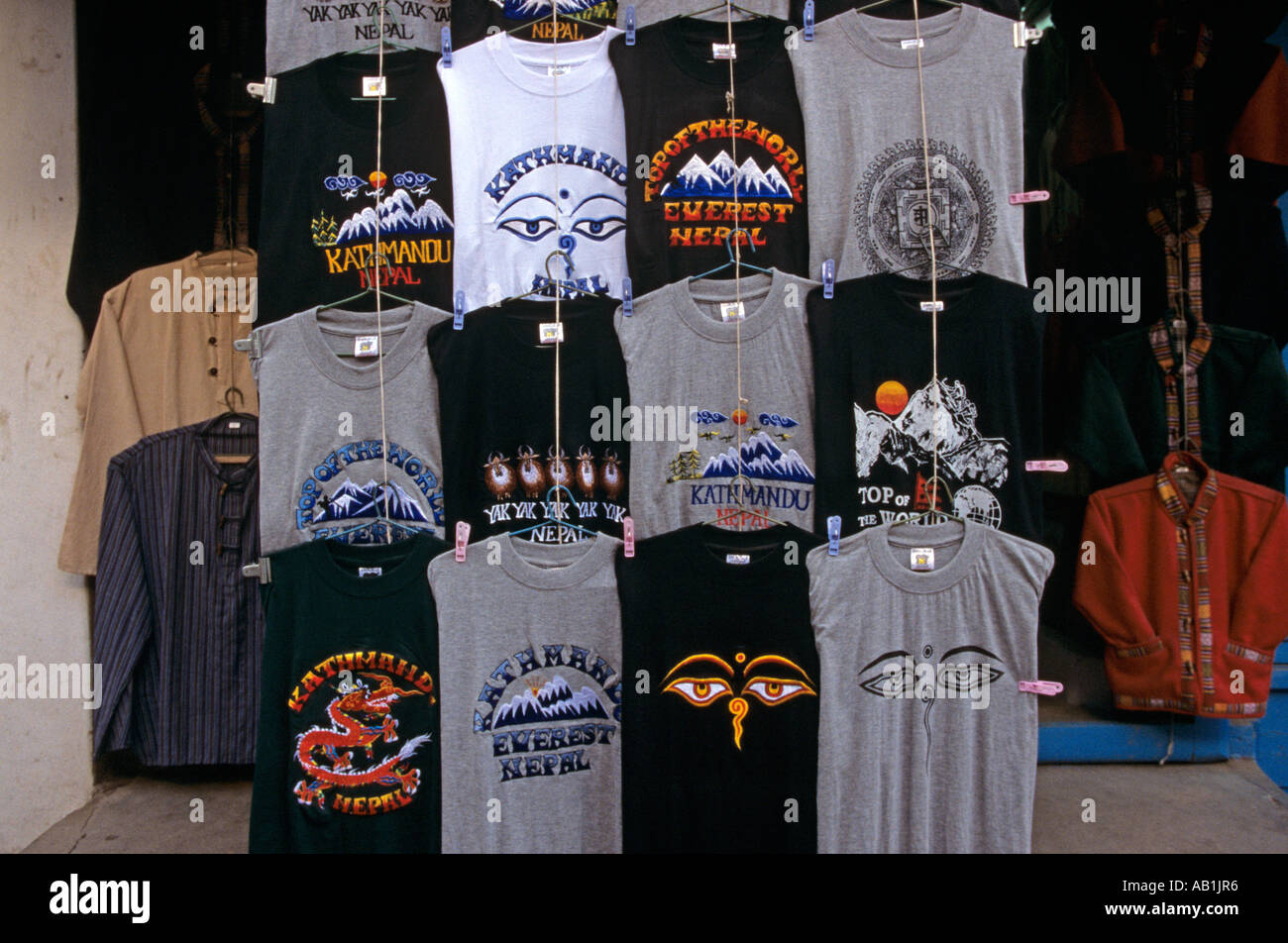 Souvenir-T-Shirts auf der Straße Marktstand, Kathmandu, Nepal, Südasien  Stockfotografie - Alamy