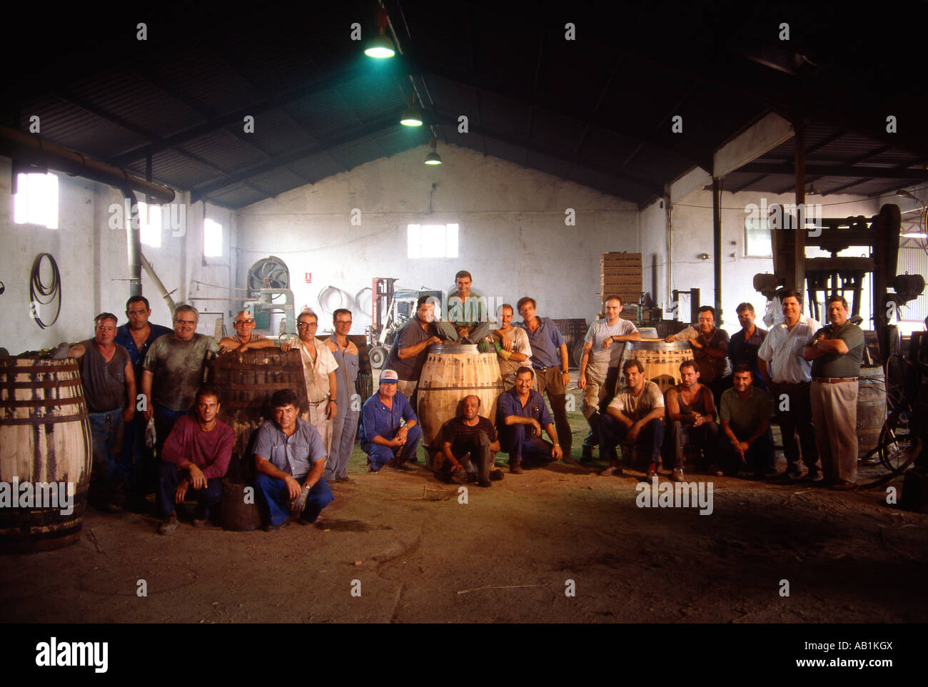 Böttcherei Arbeiter in Werkstatt Stockfoto