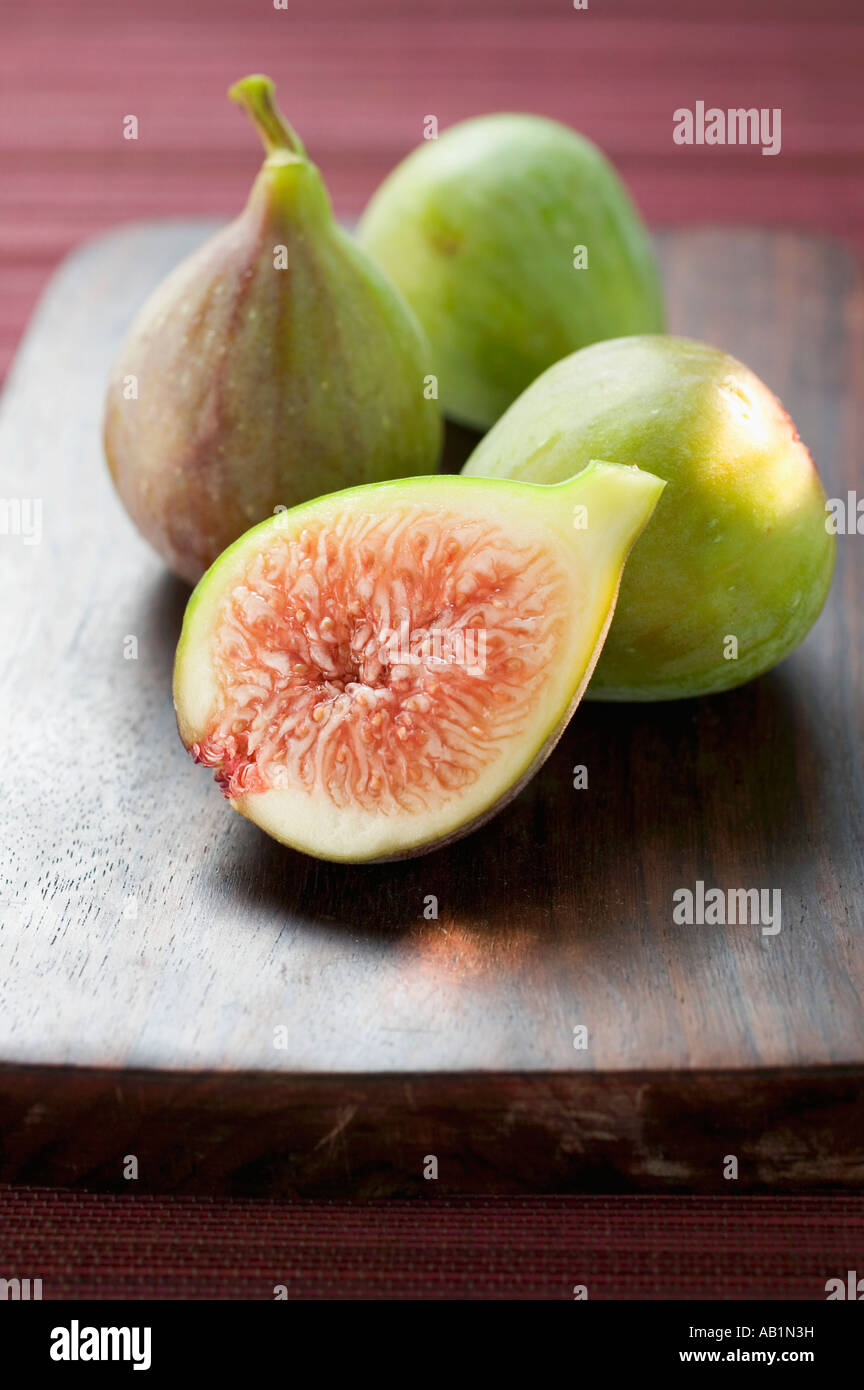 Drei ganze Feigen und eine Hälfte Abb. FoodCollection Stockfoto