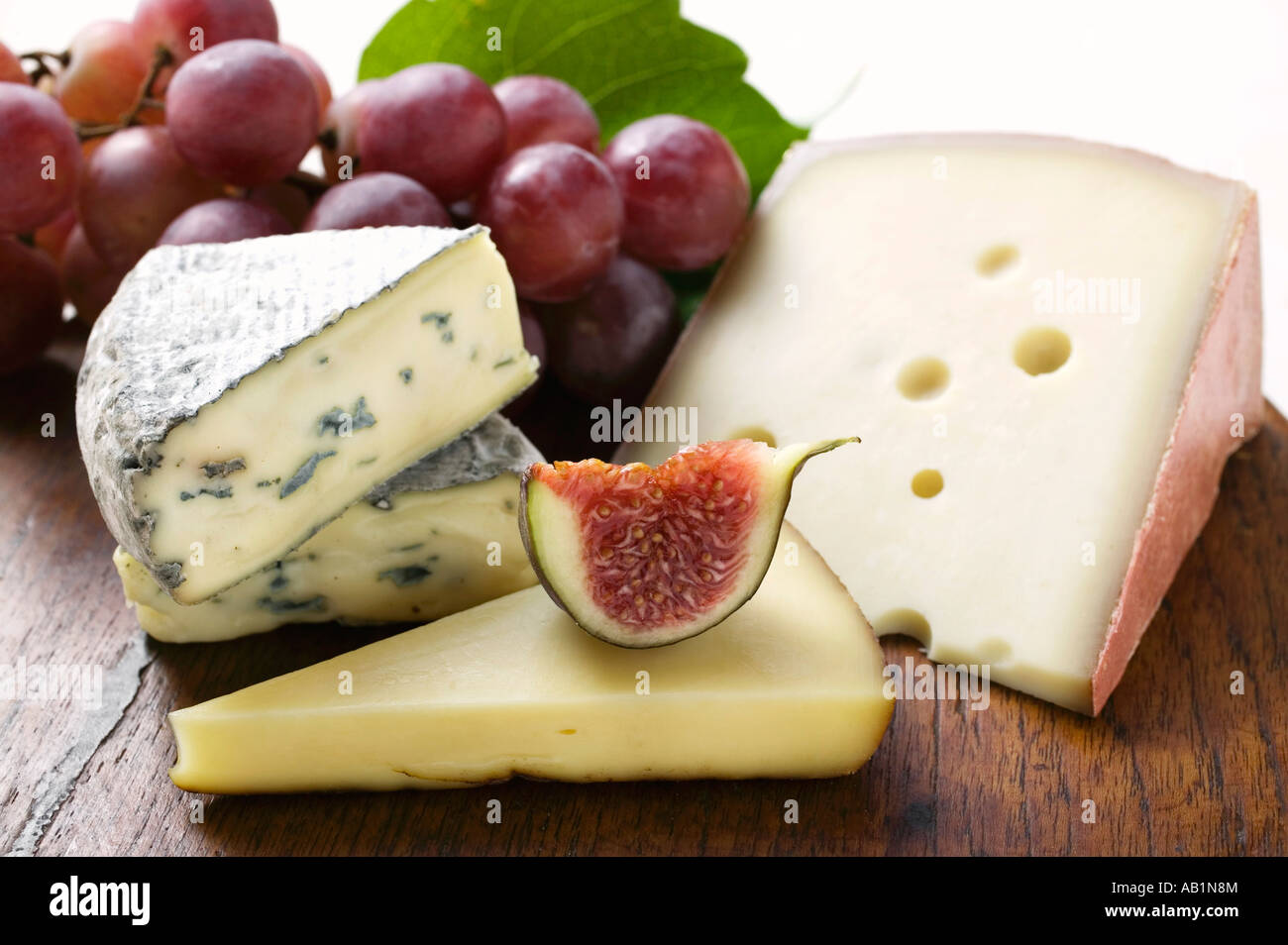 Käse-Stillleben mit Feigen und Trauben FoodCollection Stockfoto