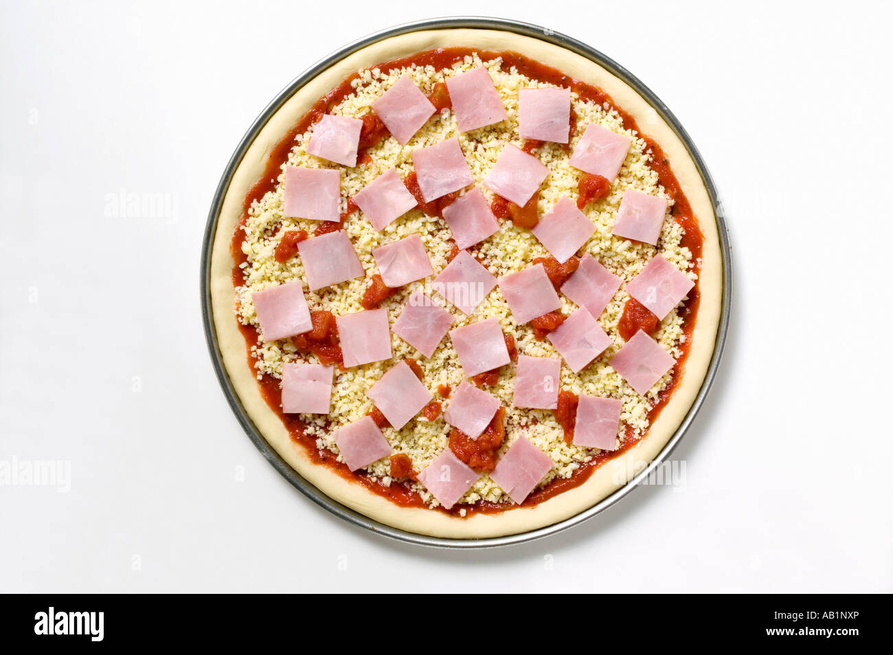 Schinken, Käse und Tomaten Pizza ungebackenen FoodCollection Stockfoto