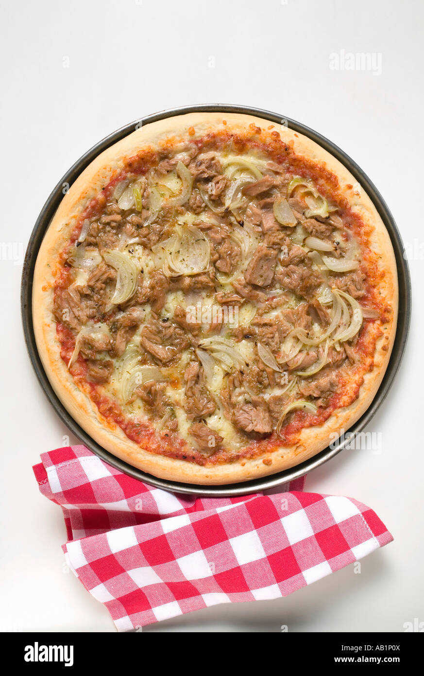 Thunfisch und Zwiebel Pizza überprüft Serviette daneben FoodCollection Stockfoto