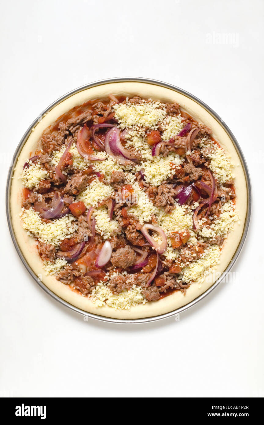 Hackfleisch und Zwiebel Pizza mit Käse ungebackenen FoodCollection Stockfoto