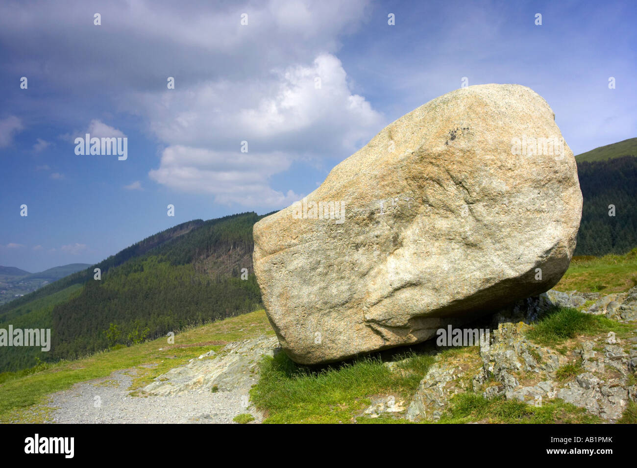 Seitenansicht der Cloughmore Stone auf Slieve Martin durch Sonnenlicht Rostrevor beleuchtet Stockfoto