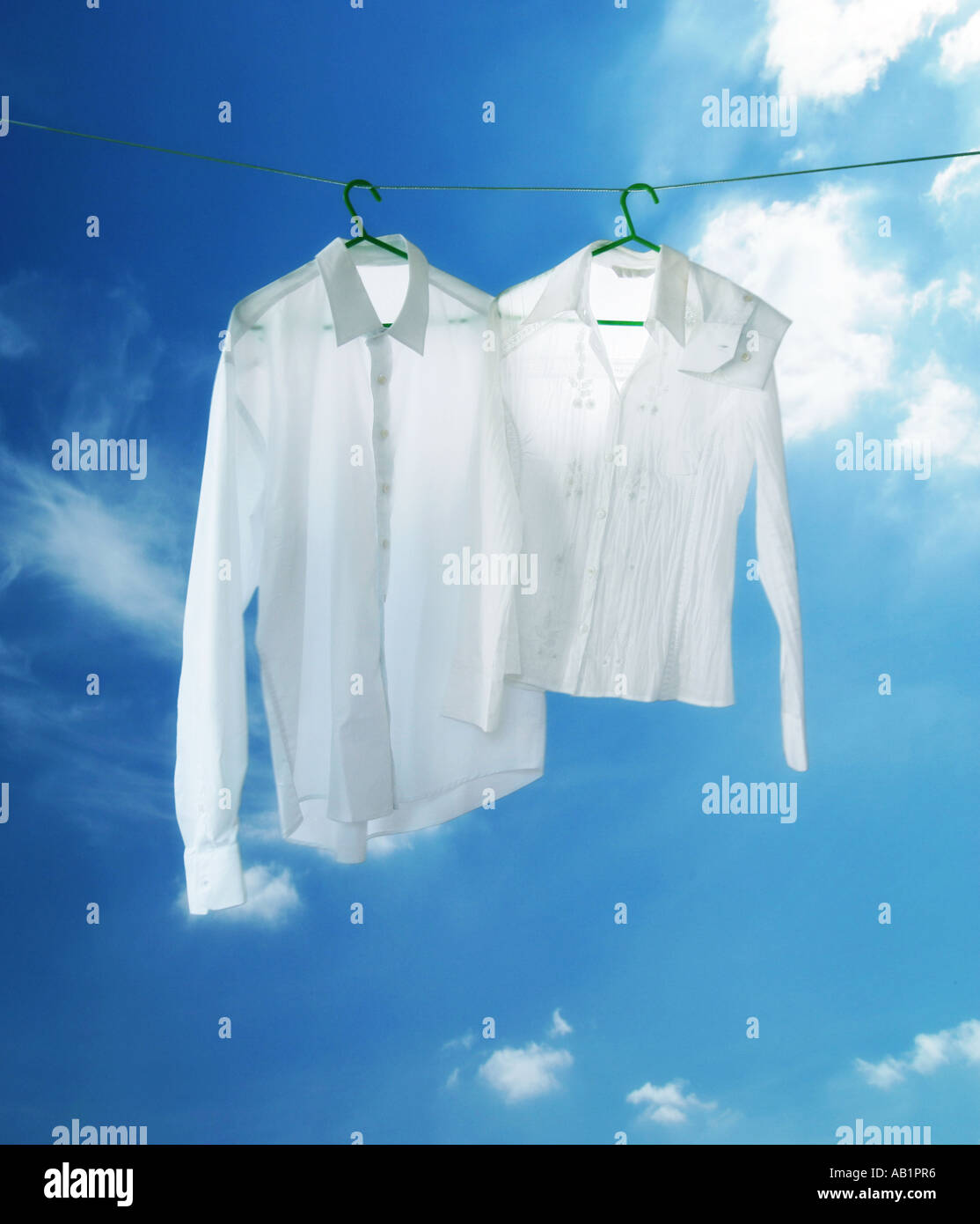 zwei weiße Hemden auf eine Wäscheleine Stockfoto