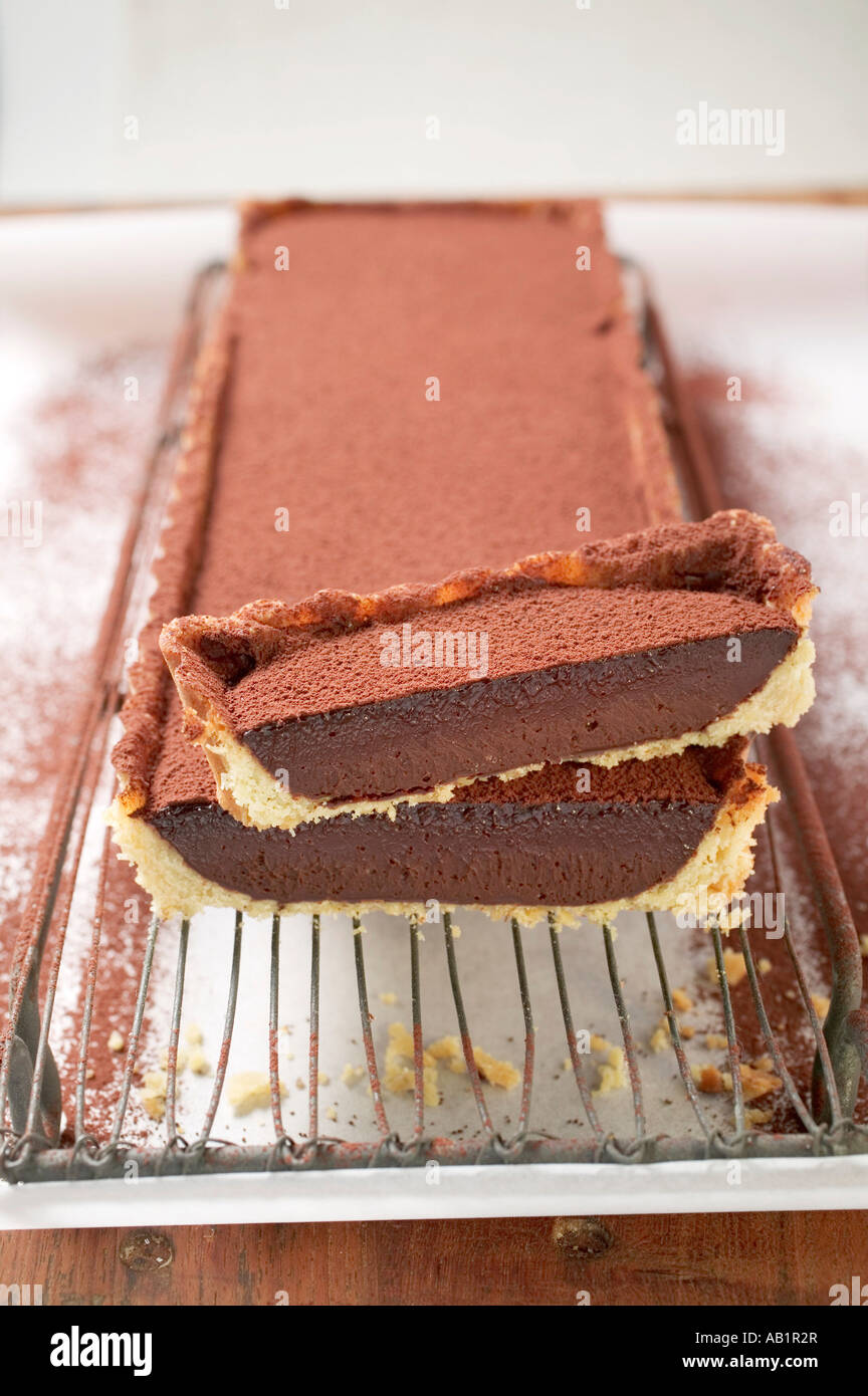 Rechteckige Schokolade Torte mit Kakao-Pulver schneiden Sie ein Stück FoodCollection Stockfoto