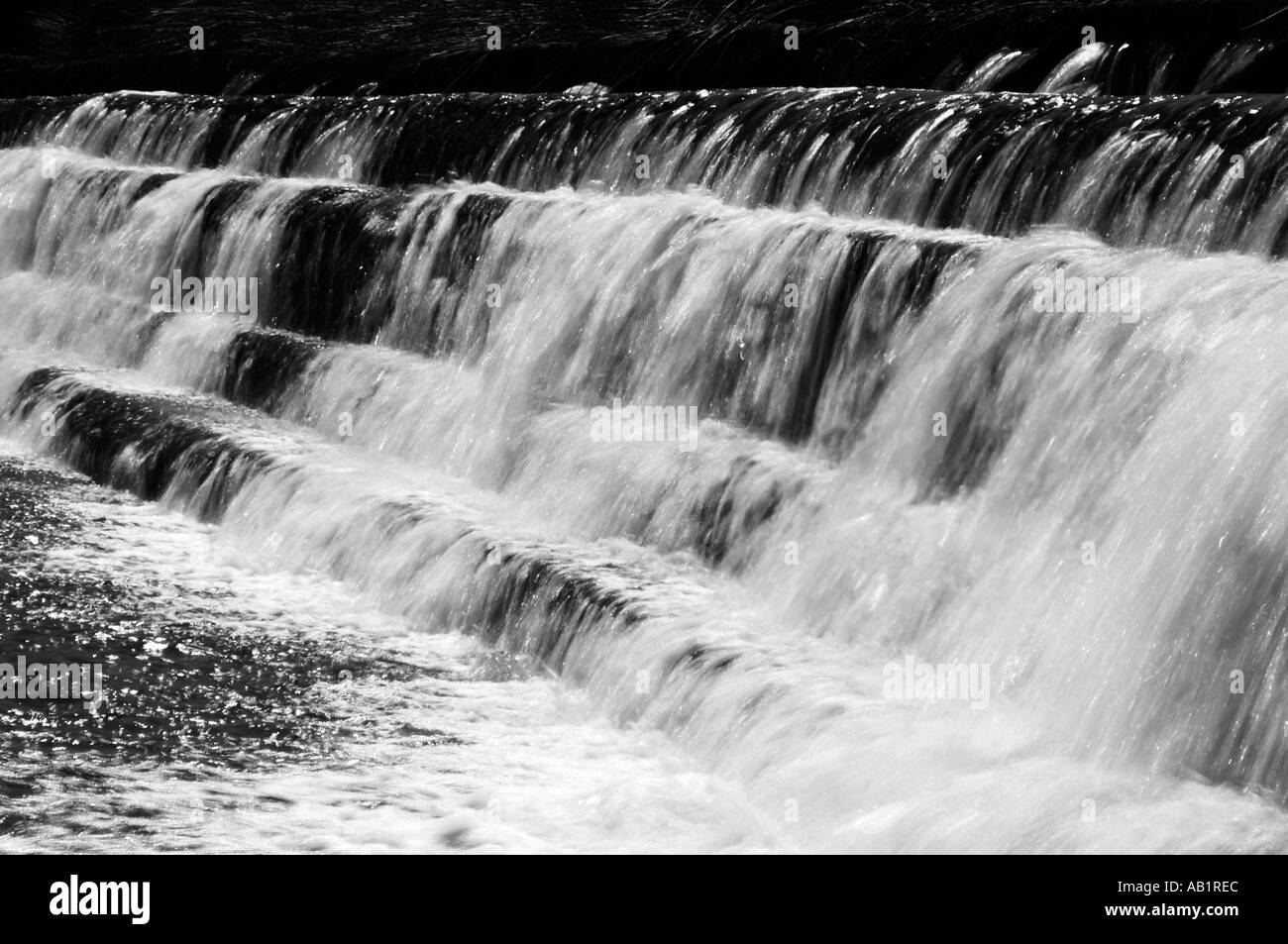 Turbulentem Wasser fließt über ein Wehr Splash Spray Klang Wasser fallenden Wasserfalls friedliche Entspannung Stockfoto