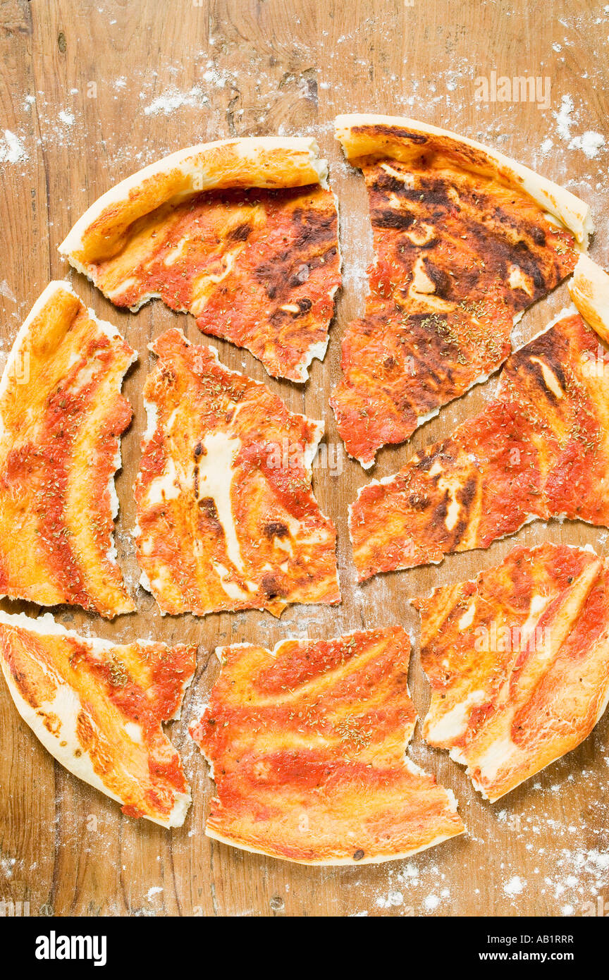 Pizzateig grob in Stücke FoodCollection gebrochen Stockfoto