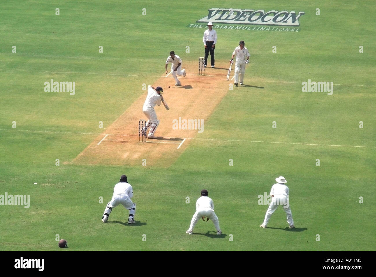 England-Schlagmann spielt indische Lieferung Test-Cricket Wankhede Stadium Churchgate Bombay Indien Stockfoto