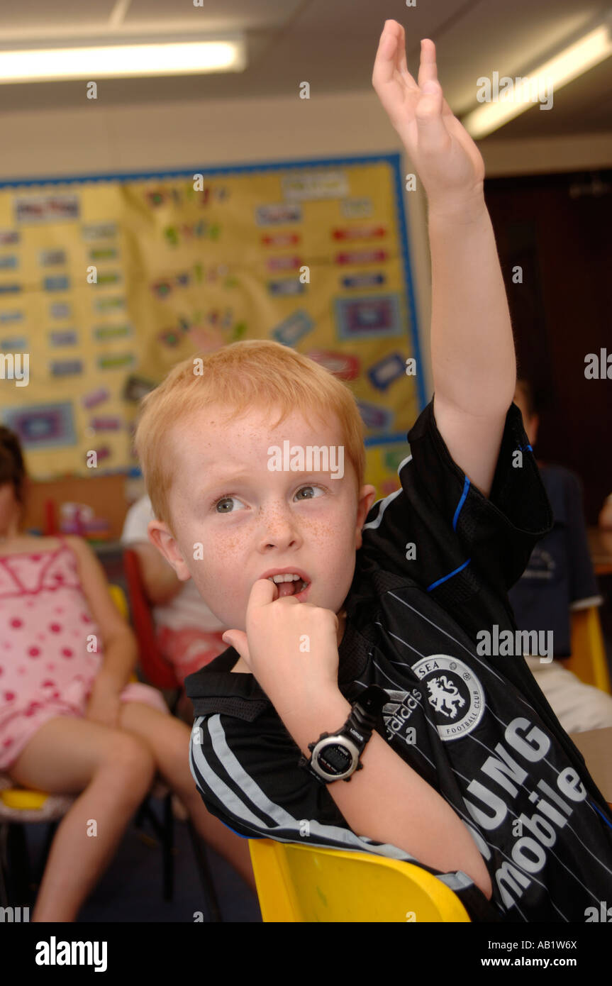 Leiter Gymraeg Aberystwyth walisische Sprache Grundschüler mit Hand bis zu Frage beantworten Stockfoto