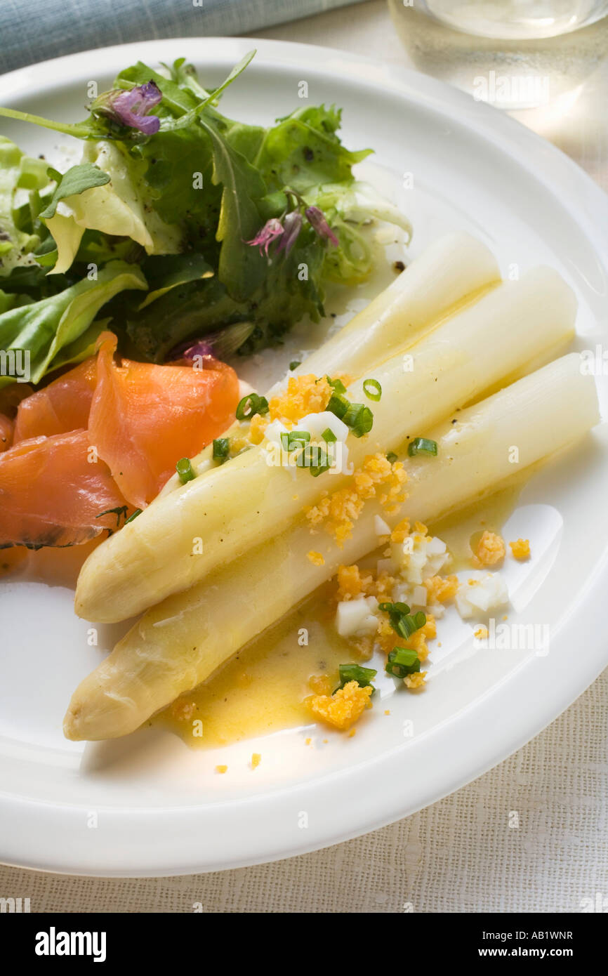 Weißer Spargel mit geräuchertem Lachs Ei sauce Salatblätter FoodCollection Stockfoto