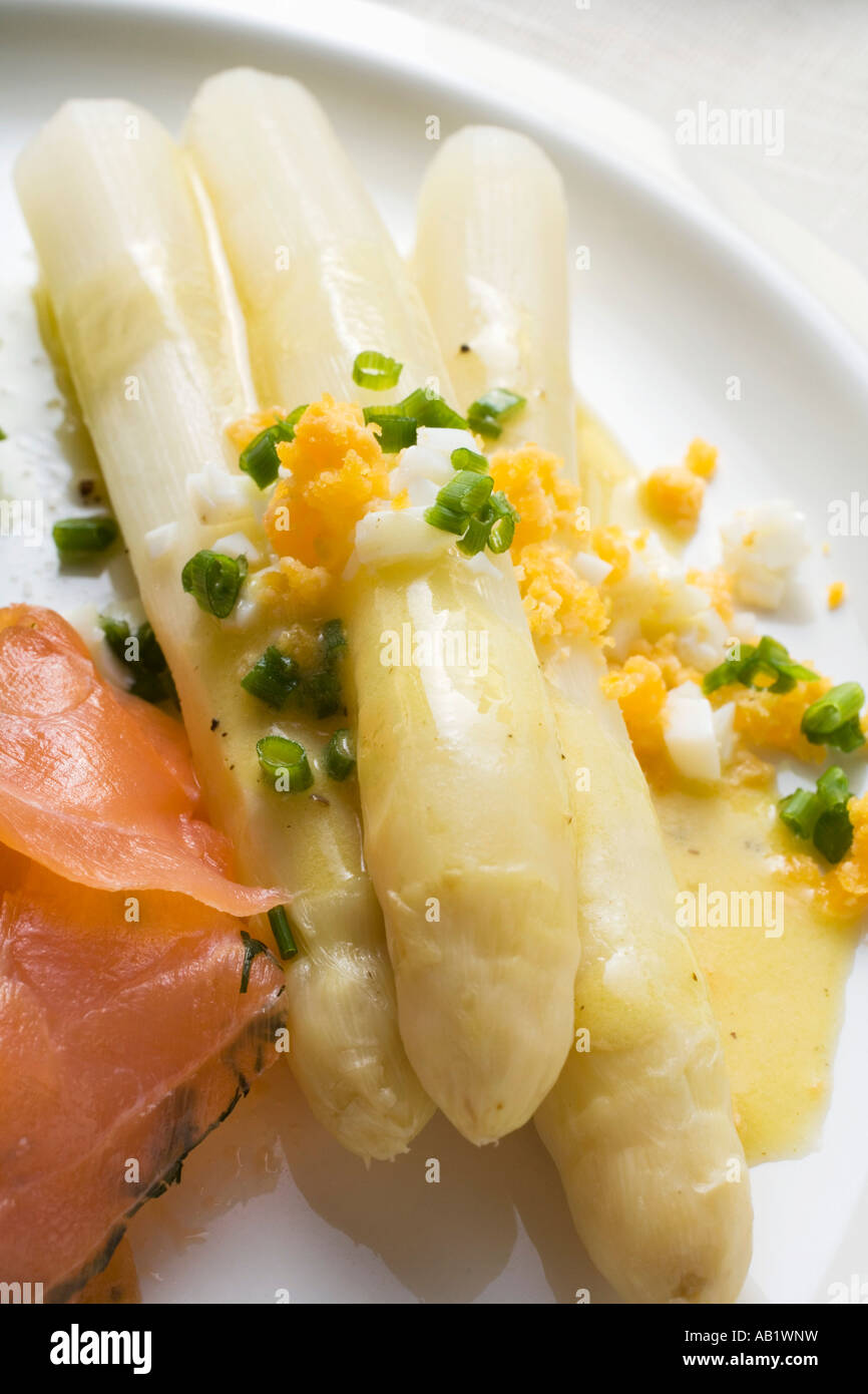 Weißer Spargel mit Räucherlachs und Ei-Soße FoodCollection Stockfoto