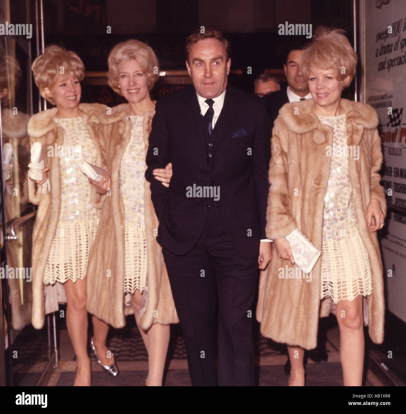 BILLY WRIGHT mit Frau Jo und andere fahren der Beverley Sisters in den 1960er Jahren Stockfoto