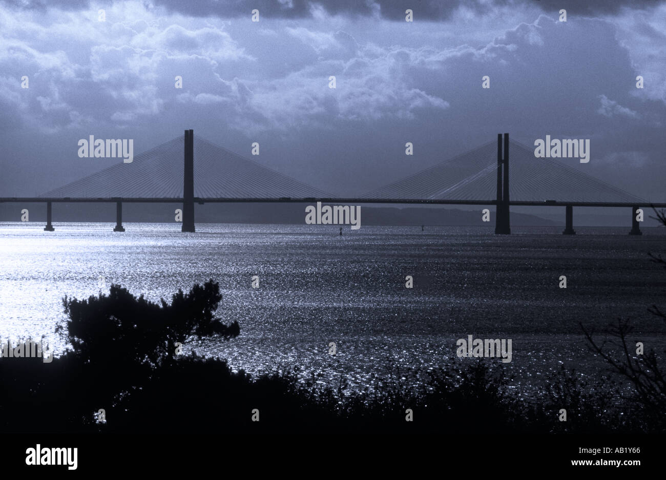 Die Prince of Wales Bridge oder die zweite Severn Crossing von der Wye Bridge in Beachley Gloucestershire England aus gesehen Stockfoto