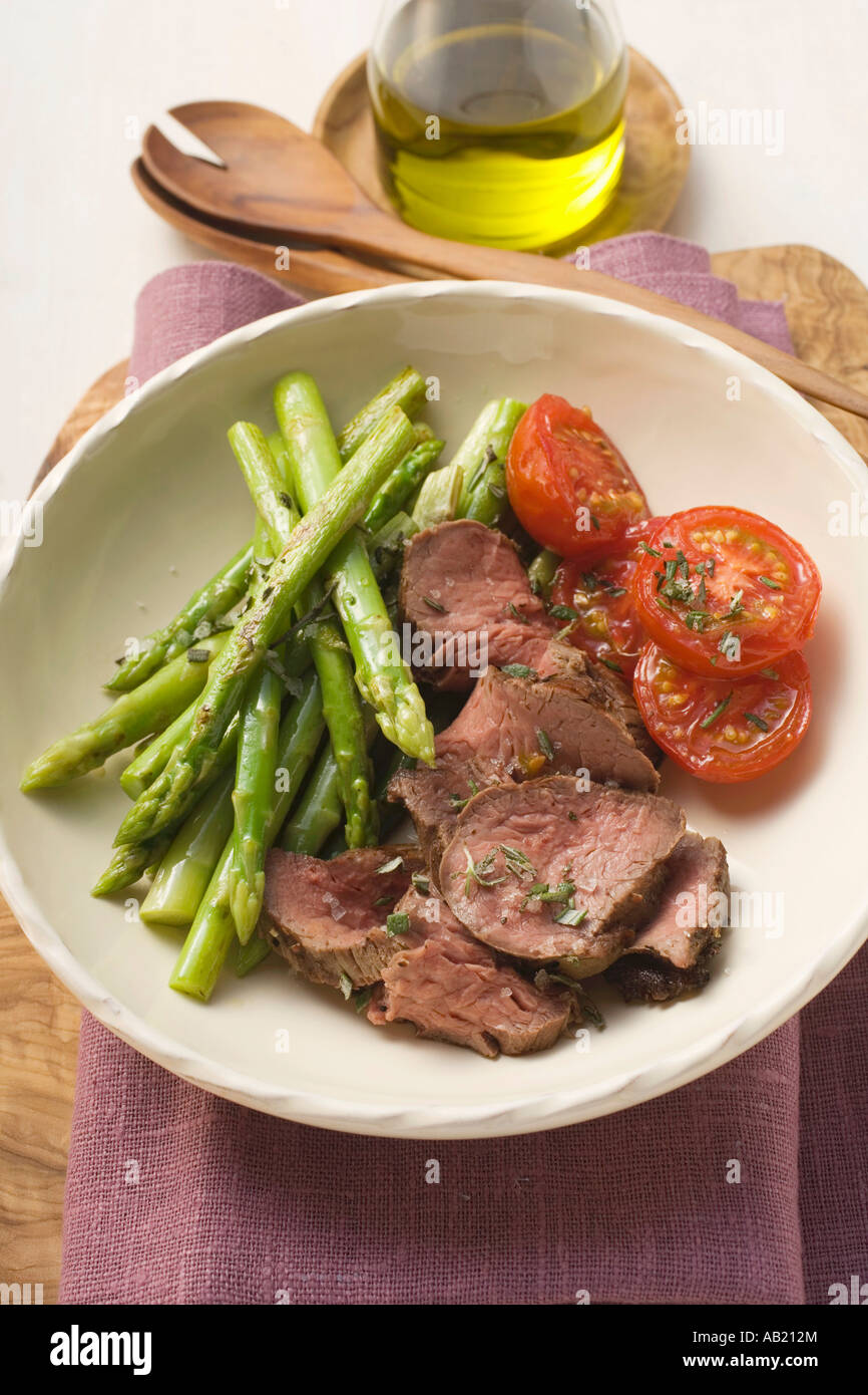 Rindfleisch mit grünem Spargel und Tomaten FoodCollection Stockfoto