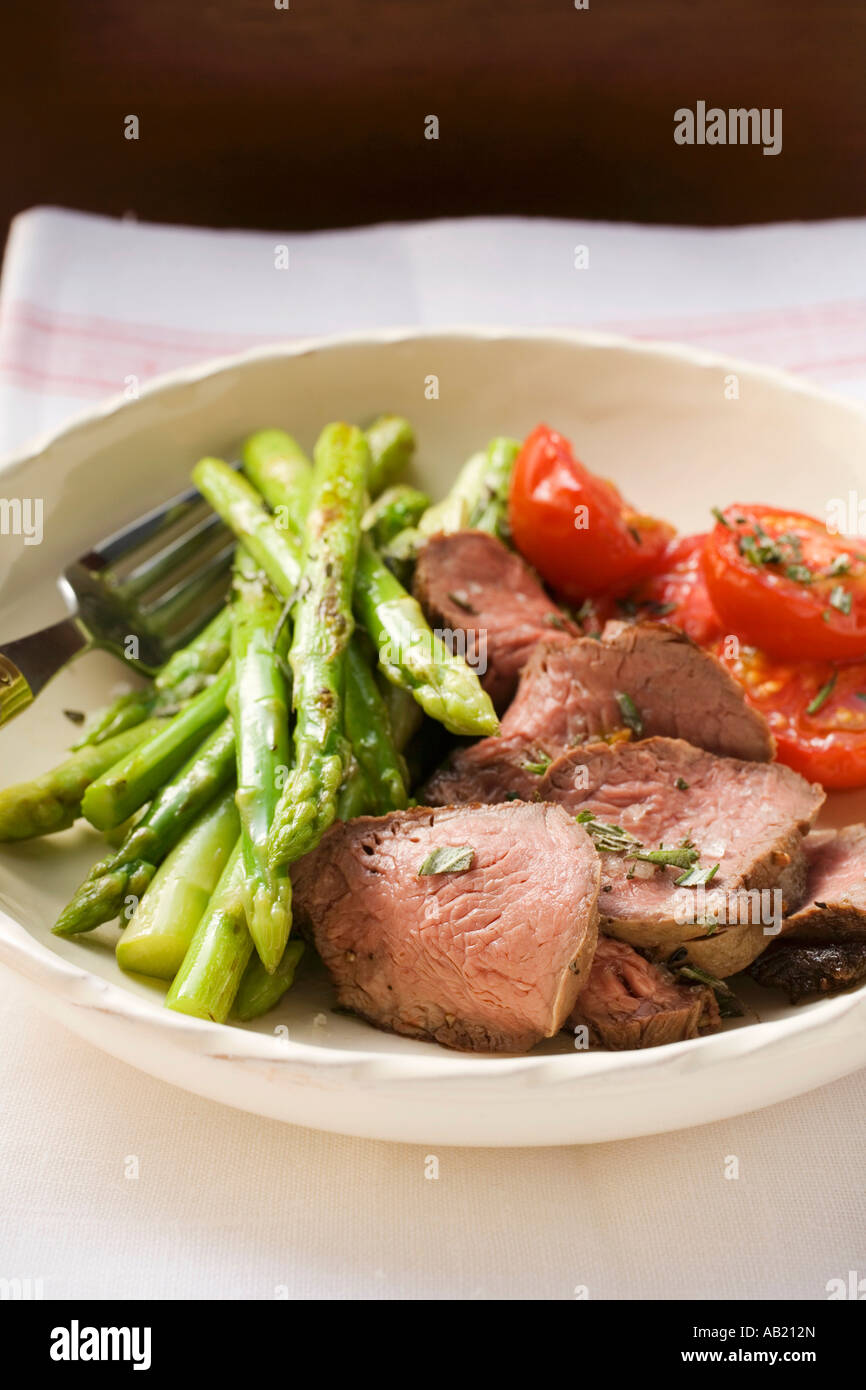 Rindfleisch mit grünem Spargel und Tomaten FoodCollection Stockfoto