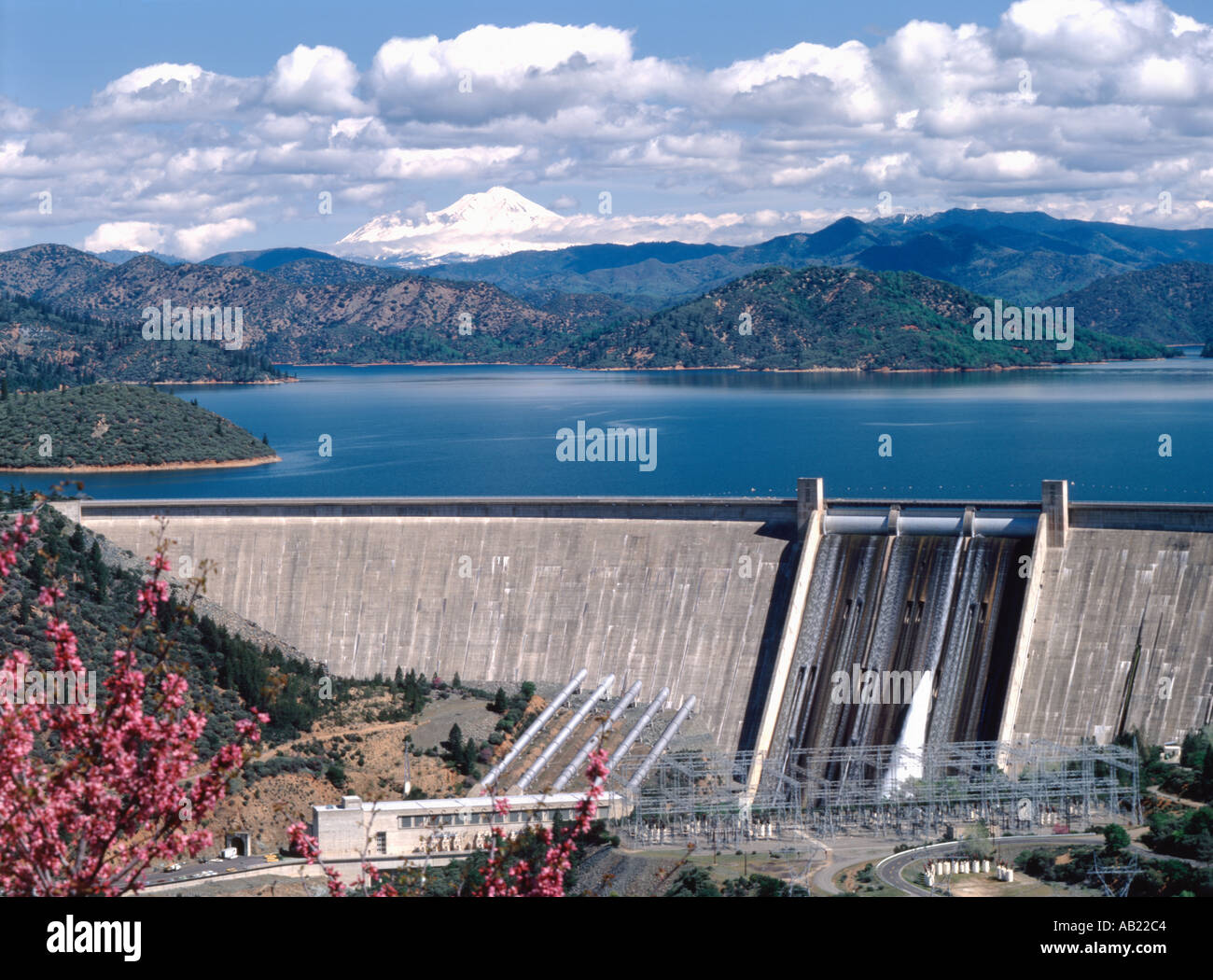 Shasta Dam und Shasta Lake und Mount Shasta sind die wichtigsten geographischen Merkmale von Nordkalifornien Stockfoto