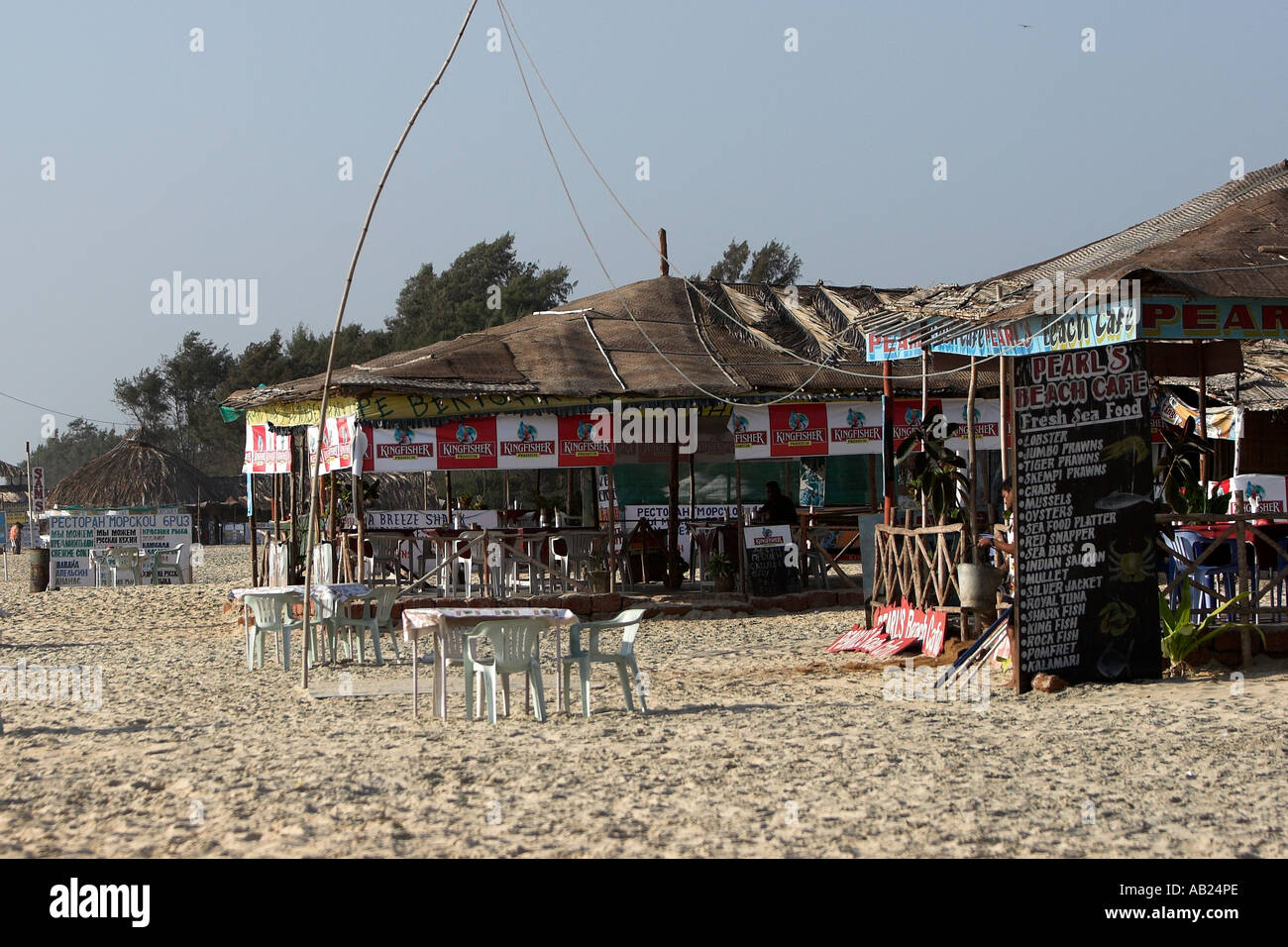 Strandbars und Restaurants mit Schildern in englischer und russischer Mobor Beach Goa Indien Stockfoto