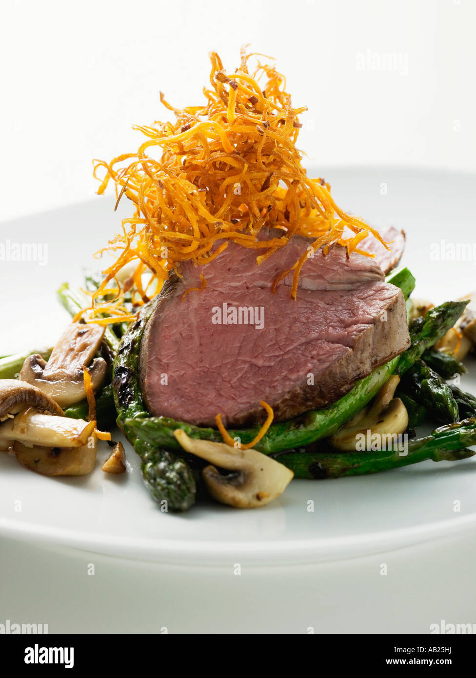 Rinderfilet auf grünem Spargel FoodCollection Stockfoto