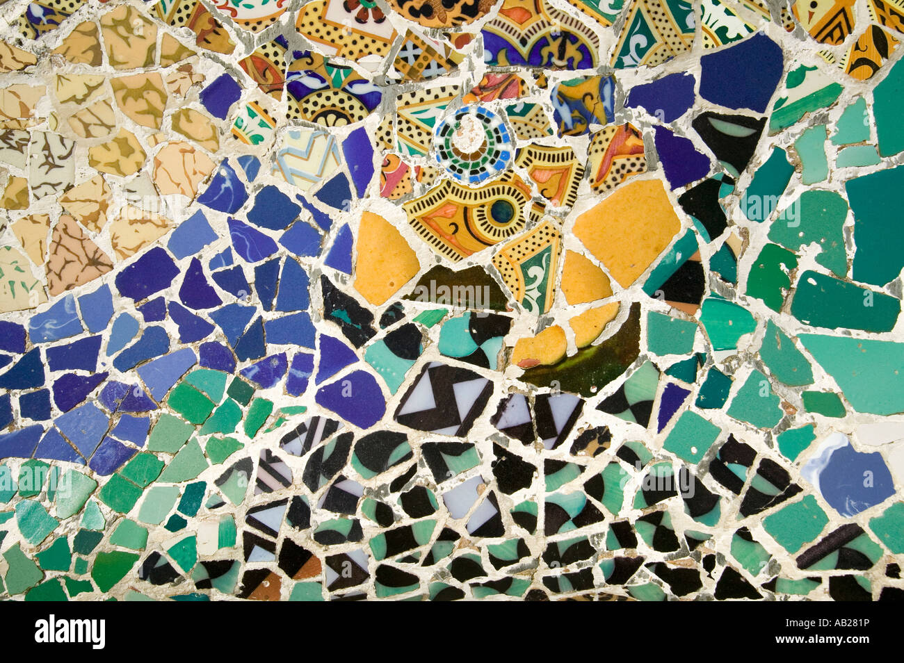Nahaufnahme von Mosaik aus farbigen Keramikfliesen von Antoni Gaudi bei seinem Parc Güell Barcelona-Spanien Stockfoto