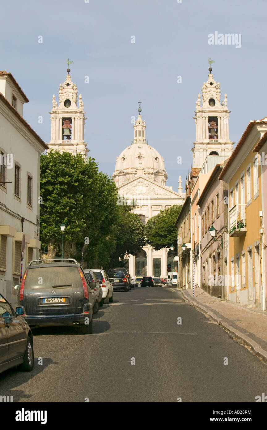 Engen Gassen führt zu Kirche und der Glockenturm Turm von Mafra Portugal Stockfoto