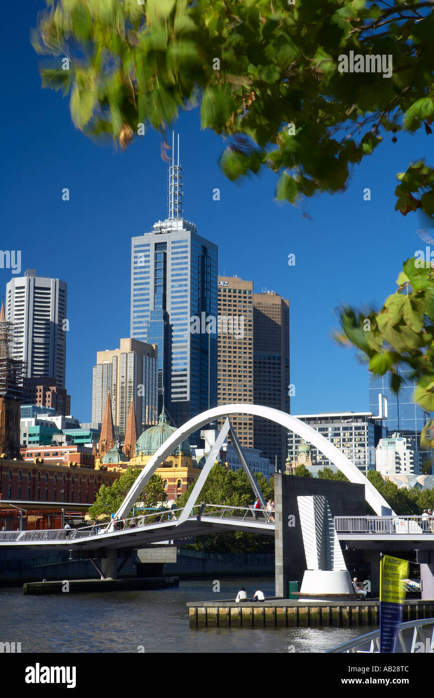 Das Stadtzentrum und Fußgänger Brücke über den Fluss Yarra Melbourne Victoria Australien Stockfoto