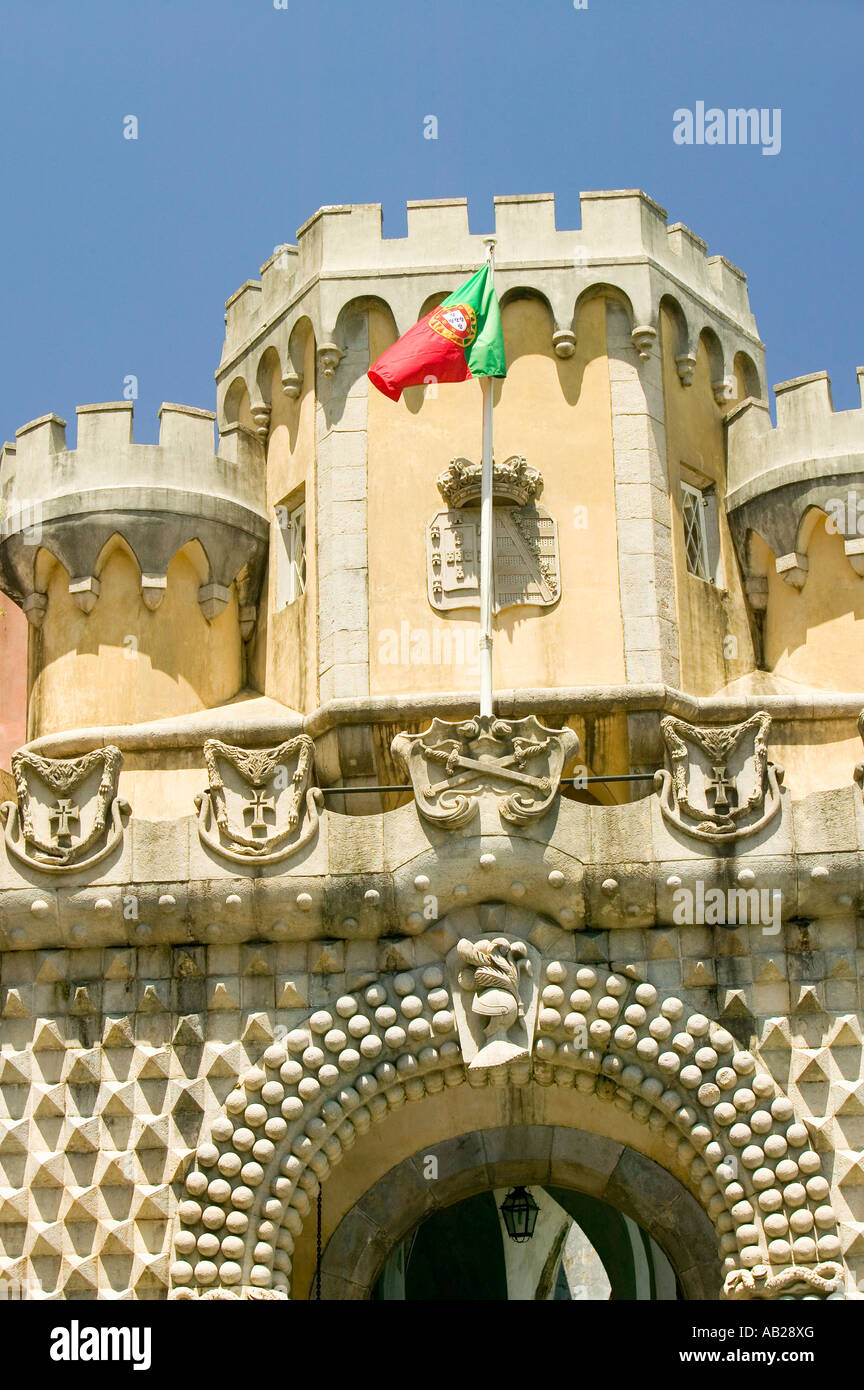 Eine portugiesische Flagge fliegt über Da Pena Royal Palast Palácio da Pena oder Castelo da Pena, wie es die meisten besser bekannt ist Stockfoto