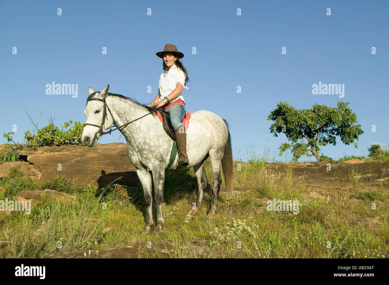 Weibliche Reiterin und Pferd Reiten mit Blick auf Lewa Wildlife Conservancy in Nord-Kenia-Afrika Stockfoto