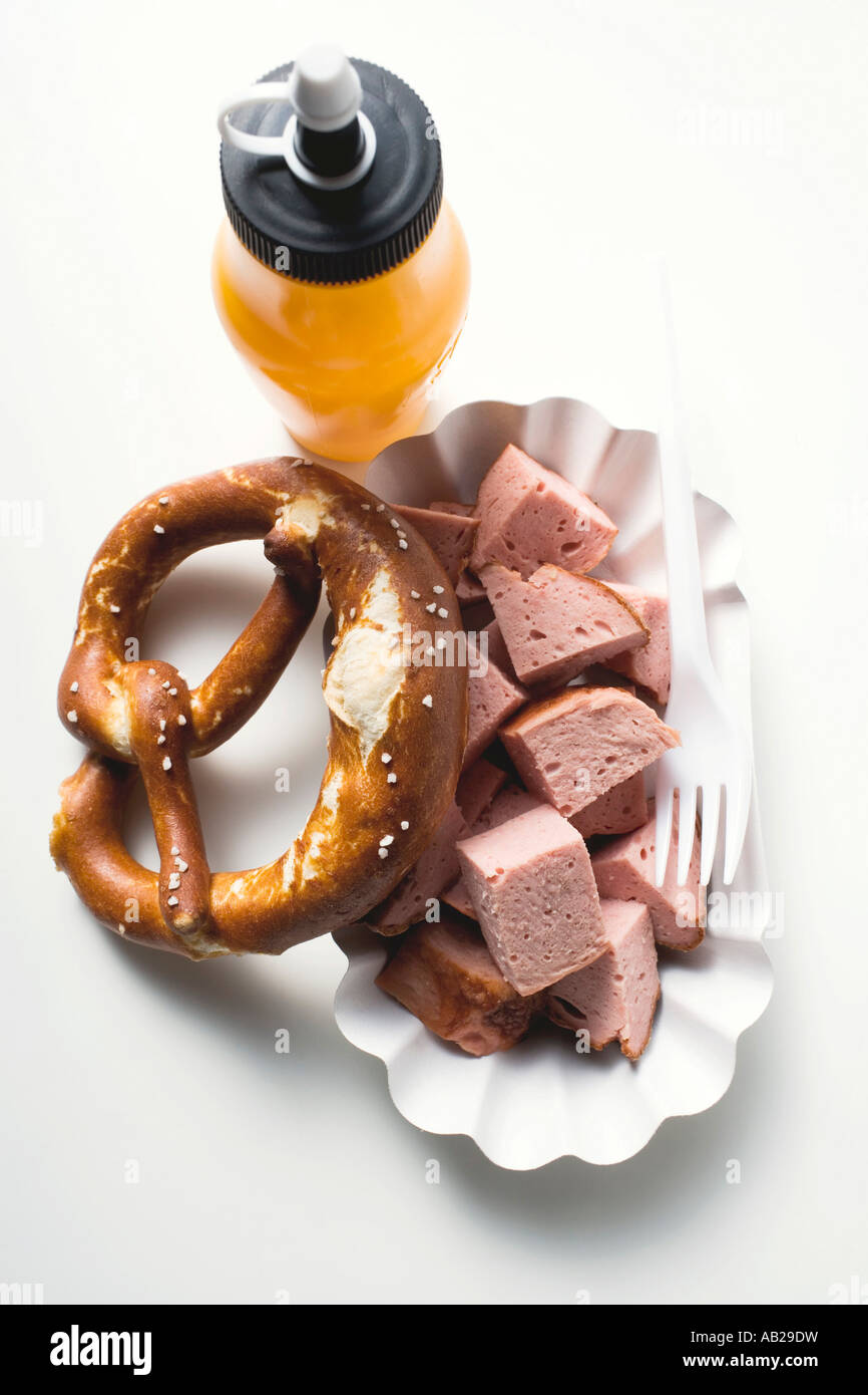 Warmer Leberkäse Art Hackbraten in Stücken mit Brezel FoodCollection Stockfoto