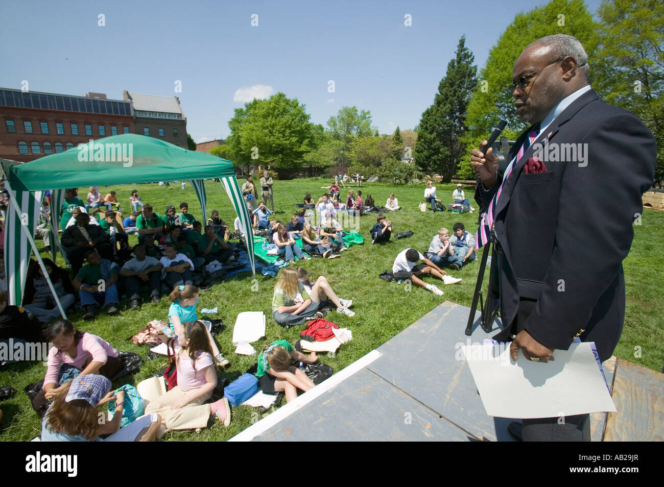 Alexandria Bürgermeister William D Bill Euill spricht am Earth Day Event für Earth Force in Alexandria Virginia Stockfoto