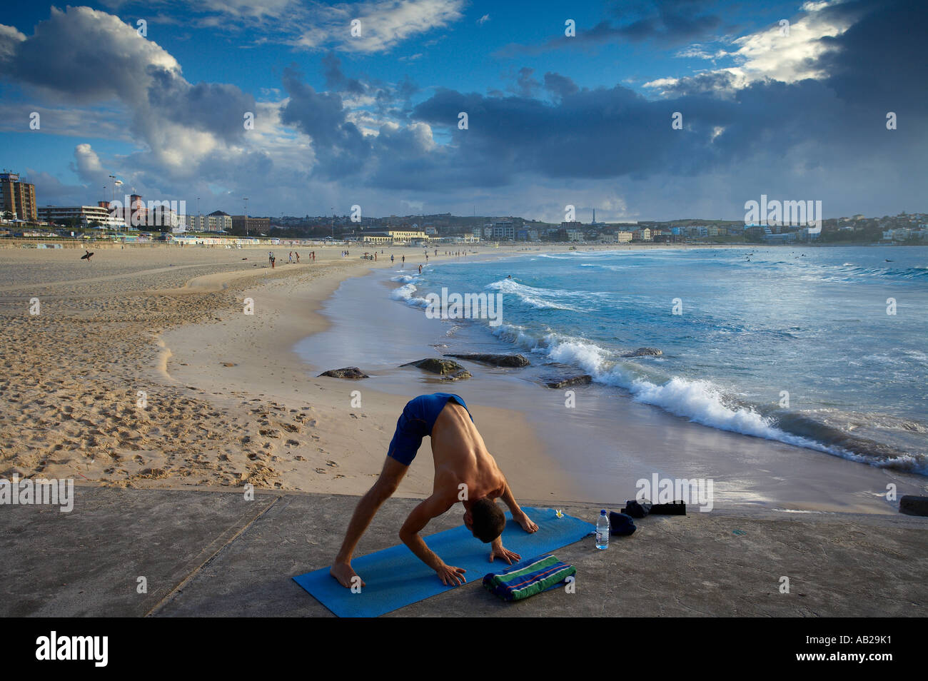 Mann, die Übungen am Bondi Beach in der Morgendämmerung Sydney New South Wales Australien Stockfoto
