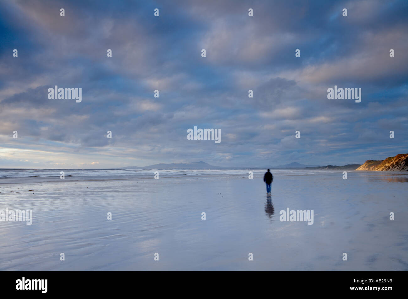 einsame Figur auf der Ocean Beach-Westküste Nr. Strahan Tasmanien Australien Stockfoto