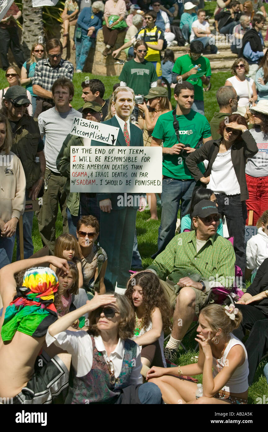 Ein Ausschnitt des Bush sagen: Mission Accomplished steht vor einem Publikum von Demonstranten auf einem Rasen an einem Anti Ira Stockfoto