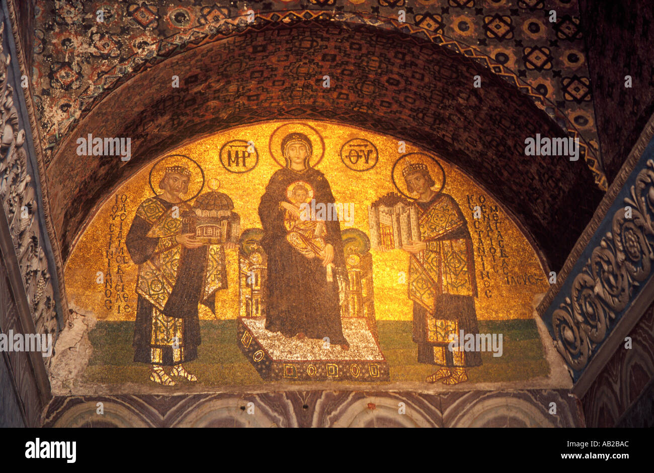 Mosaik der Jungfrau Maria mit Konstantin und Justinian im Vestibül der Krieger in der Hagia Sophia Aya Sofya Istanbu Stockfoto