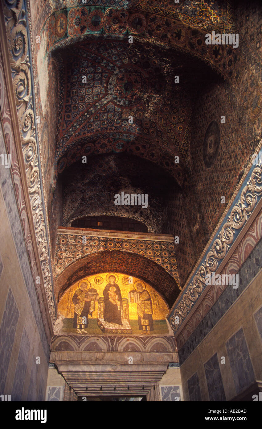 Mosaik der Jungfrau Maria mit Konstantin und Justinian im Vestibül der Krieger in der Hagia Sophia Aya Sofya Istanbu Stockfoto