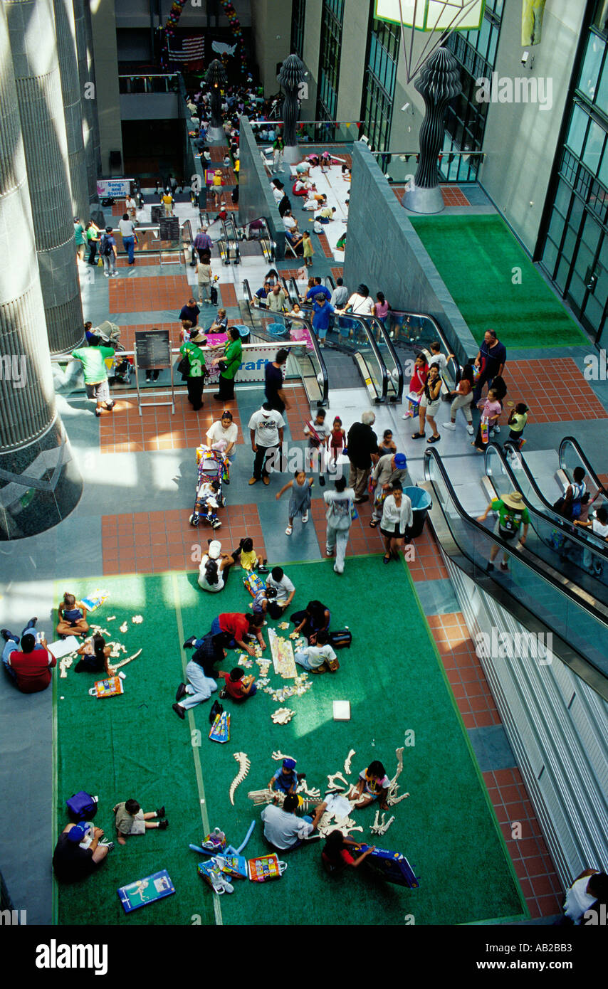 Kinder Eltern beim Sommerfest im Atrium des Los Angeles Central Library Downtown Los Angeles CA Stockfoto