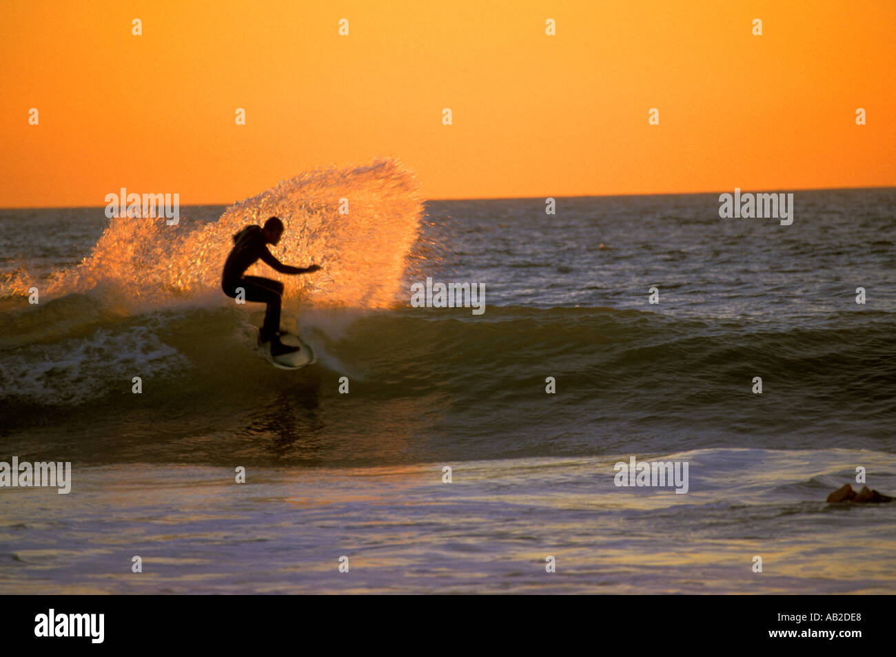 Surfen am Sonnenuntergang Huntington Beach Kalifornien Stockfoto