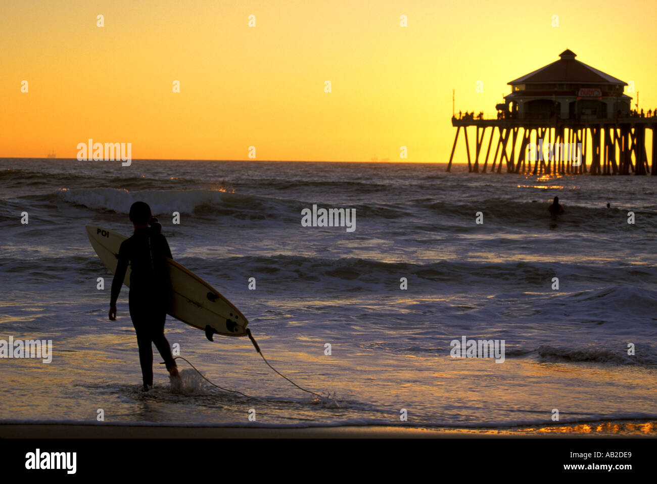 Surfen am Sonnenuntergang Huntington Beach Kalifornien Stockfoto