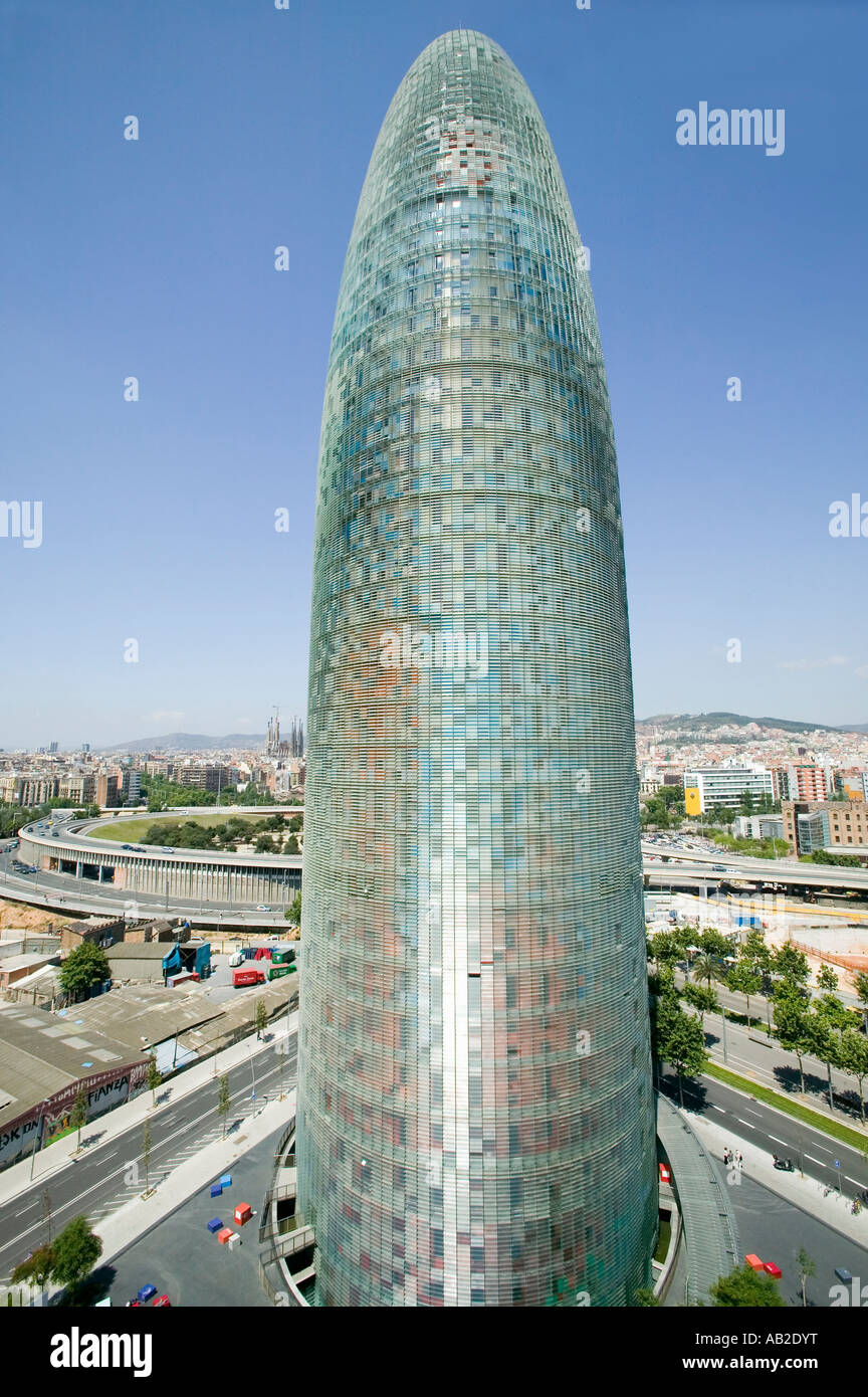 Tagesansicht der phallischen Form Torre Agbar oder Torre Agbar in Barcelona Spanien, entworfen von Jean Nouvel, September 2005 Stockfoto