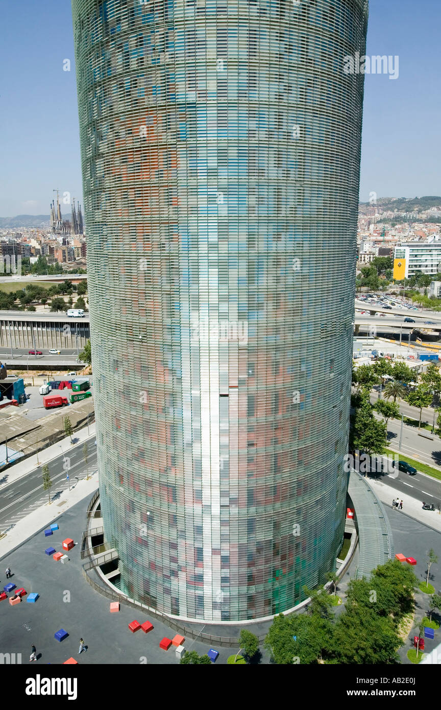Tagesansicht der phallischen Form Torre Agbar oder Torre Agbar in Barcelona Spanien, entworfen von Jean Nouvel, September 2007 Stockfoto